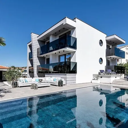 Deluxe Curiera Villa